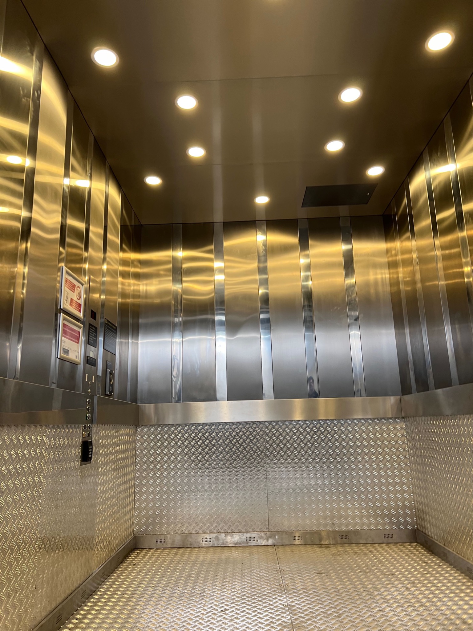 Monte-charge industriel avec cabine complète pour data center à Saint-Denis
