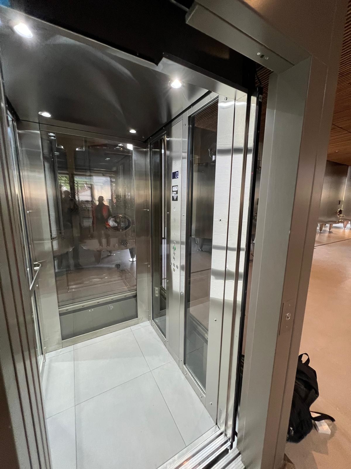 Cabine d’ascenseur vitrée réalisée pour le projet Vertus