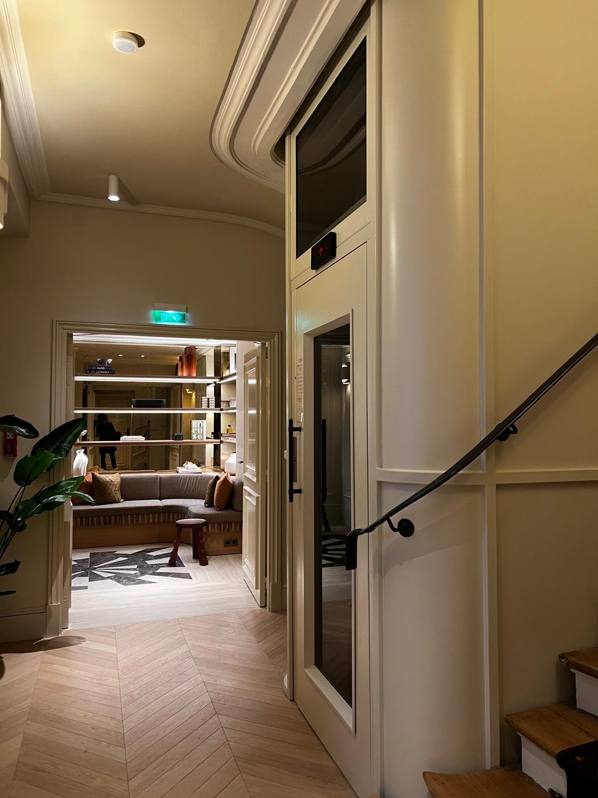 Pylône arrondi tôlé dans un escalier haussmannien